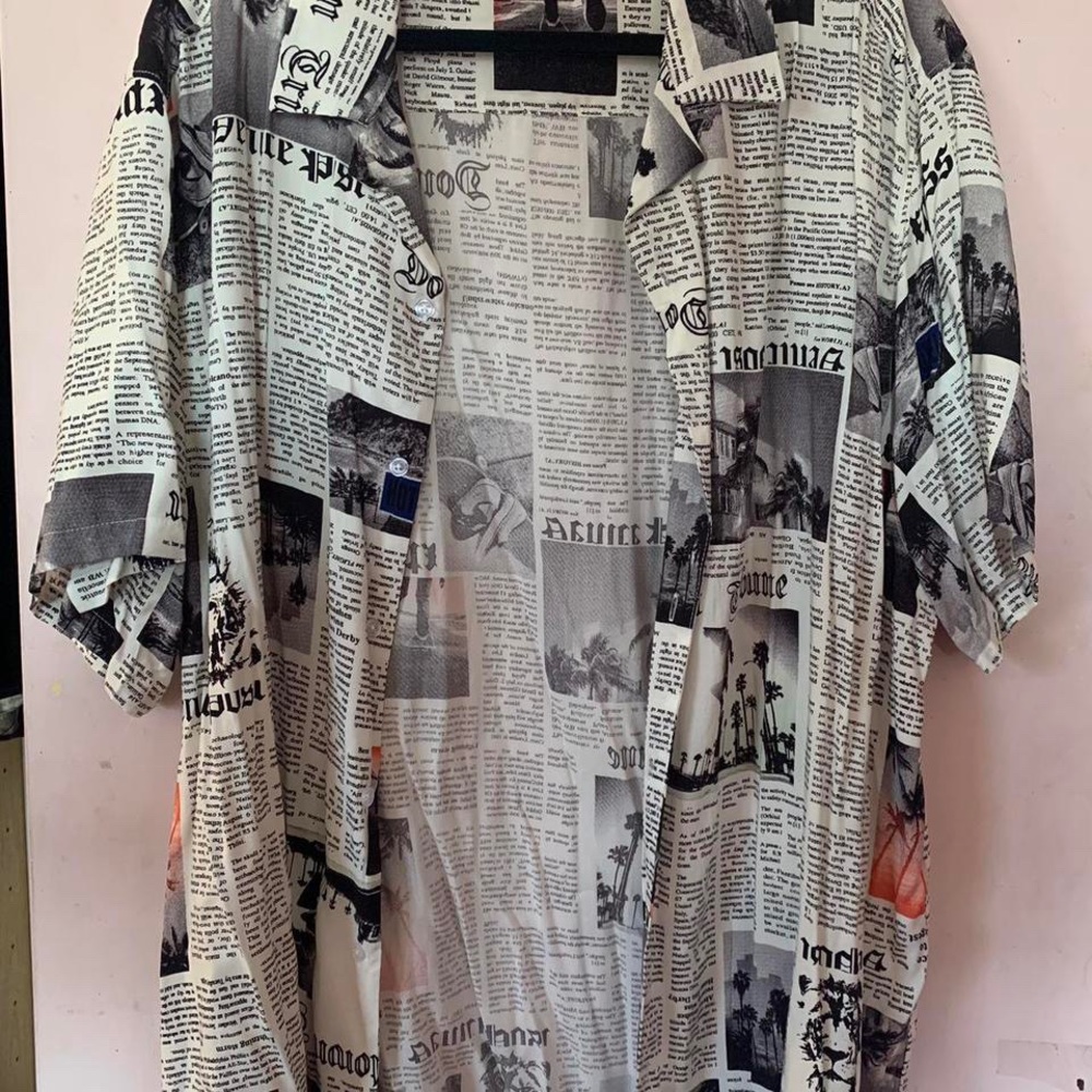 NO BOUNDARIES NEWSPAPER BUTTON UP!